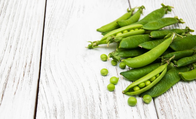 Foto guisantes verdes en una mesa