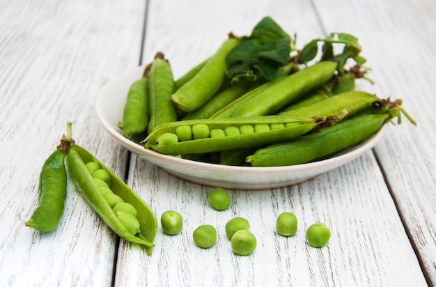 Guisantes verdes en una mesa