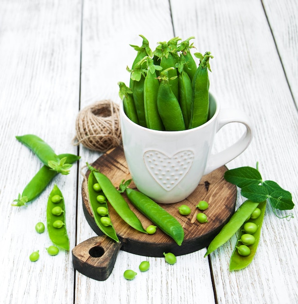 Guisantes verdes en una mesa