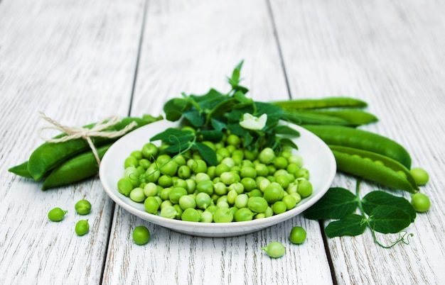 Guisantes verdes en una mesa