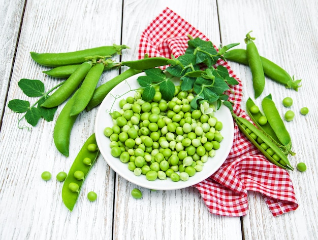 Guisantes verdes en una mesa