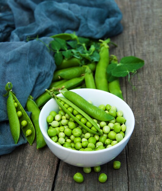 Guisantes verdes en una mesa