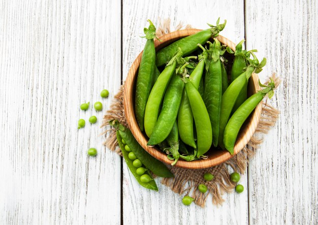 Guisantes verdes en una mesa