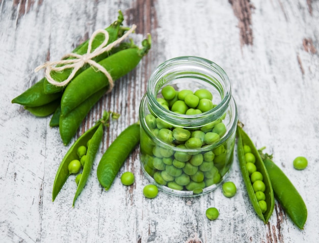 Guisantes verdes en una mesa