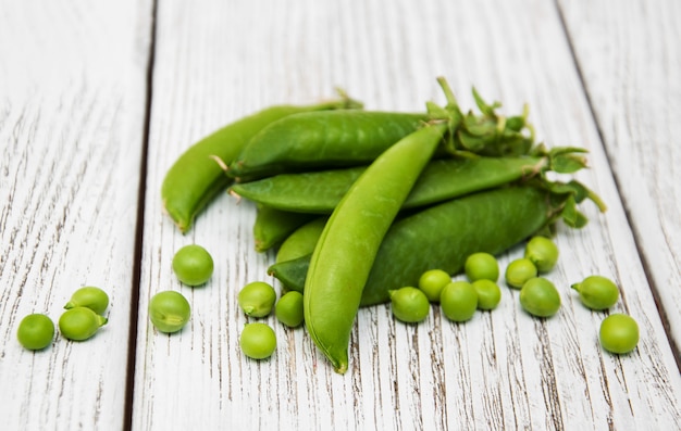 Guisantes verdes en una mesa