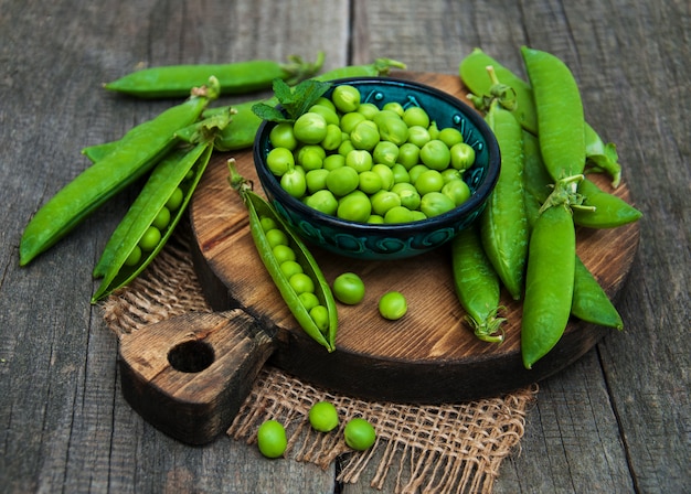 Guisantes verdes en una mesa