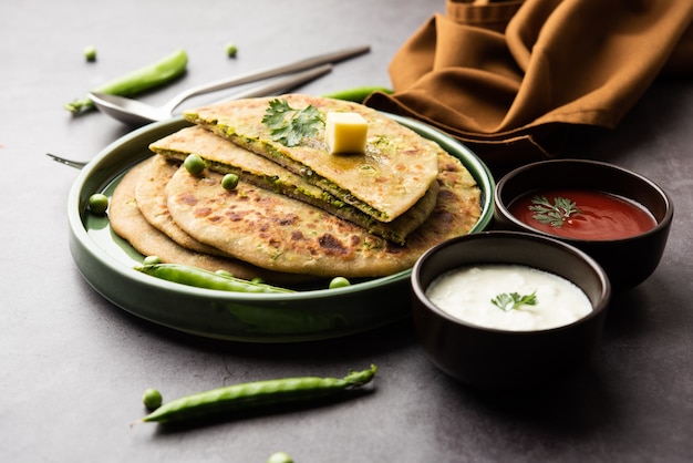 Los guisantes verdes o matar ka paratha es un plato punjabi que es un pan plano sin levadura indio hecho con harina de trigo integral y guisantes verdes. Servido con salsa de tomate y cuajada.