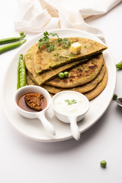 Los guisantes verdes o matar ka paratha es un plato punjabi que es un pan plano sin levadura indio hecho con harina de trigo integral y guisantes verdes. Servido con salsa de tomate y cuajada.
