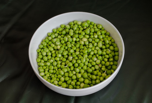 Guisantes verdes en un tazón blanco