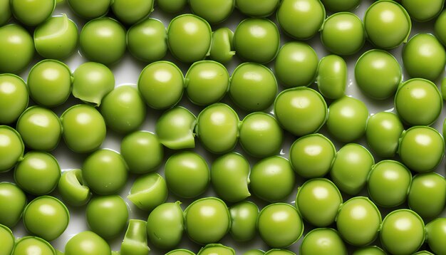 Guisantes verdes tostados aislados sobre un fondo blanco