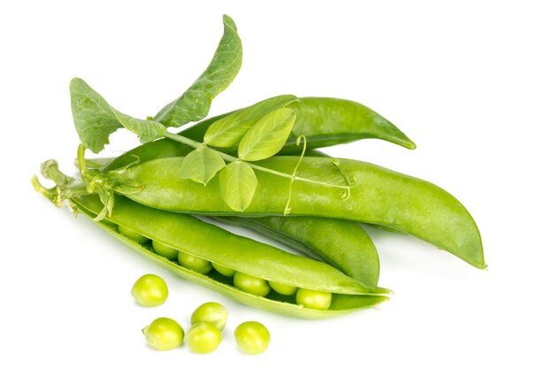 Guisantes verdes en la vaina aislado sobre fondo blanco.