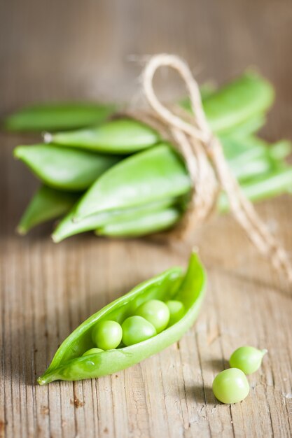 Guisantes verdes en una vaina