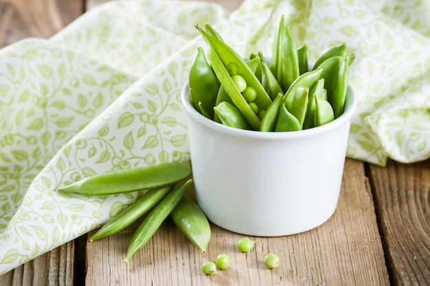 Guisantes verdes en una vaina