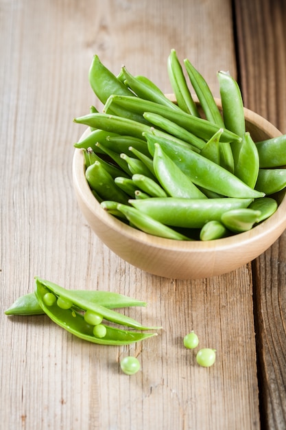 Guisantes verdes en una vaina