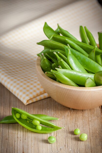 Guisantes verdes en una vaina