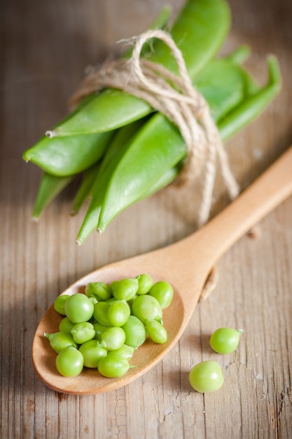 Guisantes verdes en una vaina