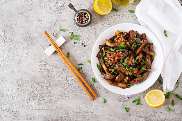 Guiso de berenjena picante al estilo coreano con cebolla verde. Berenjenas Salteadas.