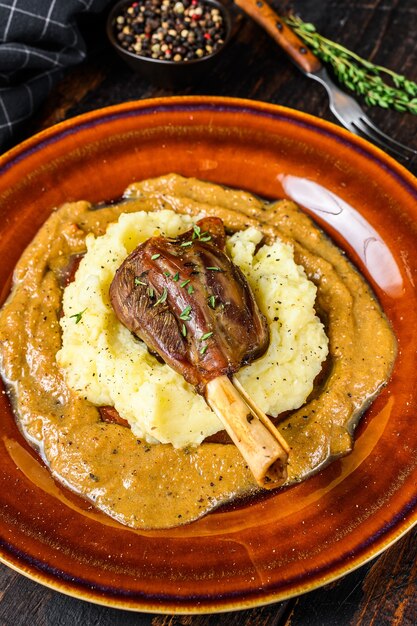 Guiso de Cabra Cabra con puré de patata en un plato. Vista superior.