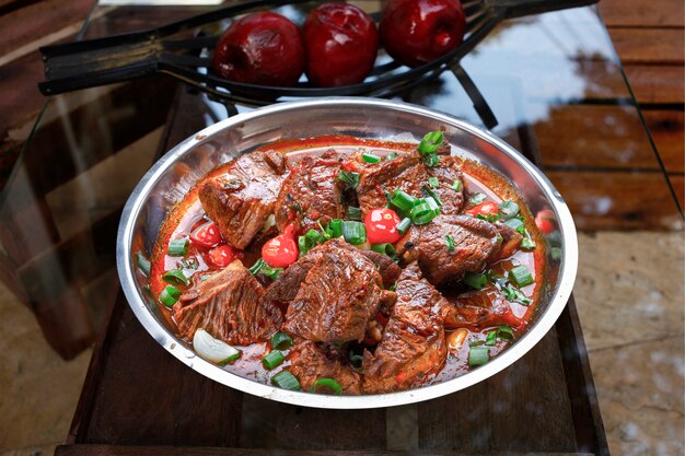 Guiso de carne cocida con cebollino y cebolla