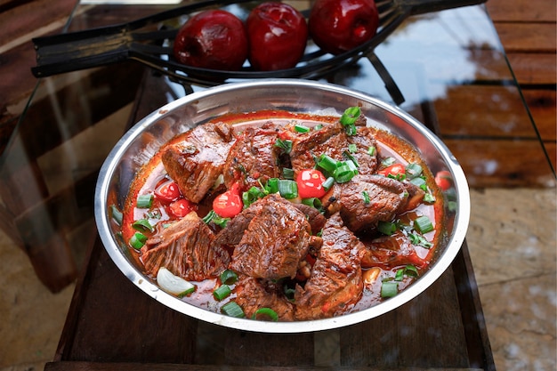 Guiso de carne cocida con cebollino y cebolla