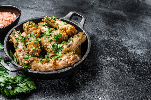 Guiso de carne de cuello de pollo y verduras