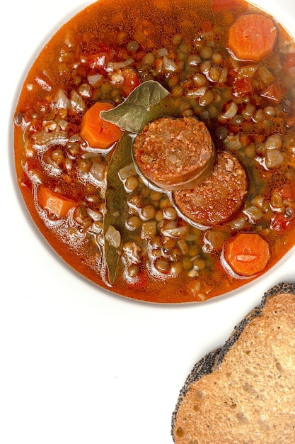 Guiso casero de lentejas con verduras y chorizo