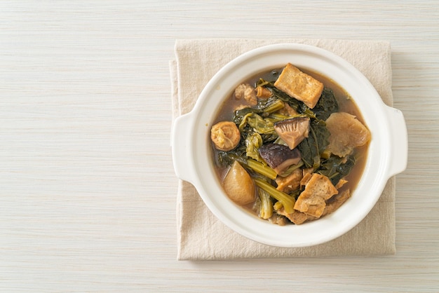 Guiso chino de verduras con tofu o sopa mixta de verduras