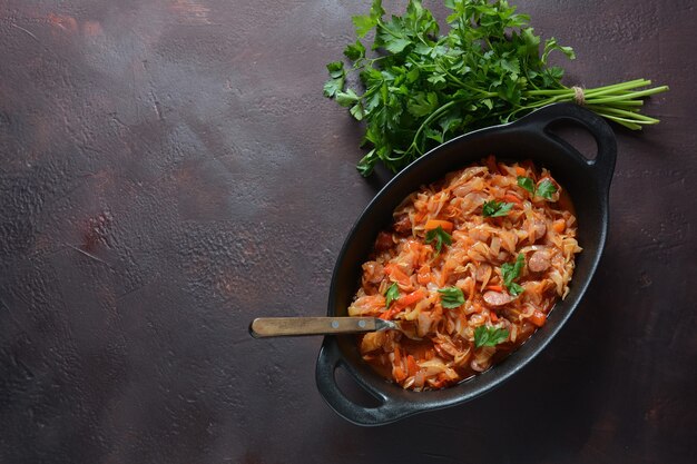 Guiso de col con chorizo a la plancha en salsa de tomate