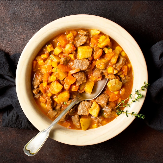 Foto guiso de comida de invierno con cuchara