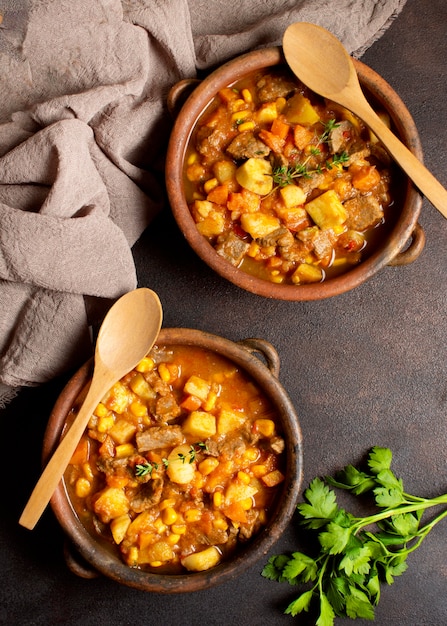 Guiso de comida de invierno en un tazón y perejil