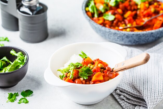 Guiso de frijoles veganos con tomate y arroz en una sartén