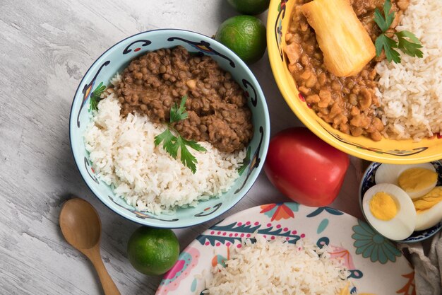 Guiso de lentejas Perú mesa de buffet de comida reconfortante tradicional