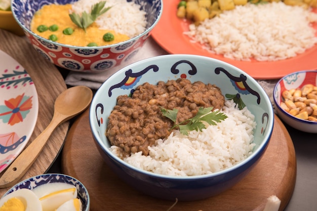 Guiso de lentejas Perú mesa de buffet de comida reconfortante tradicional