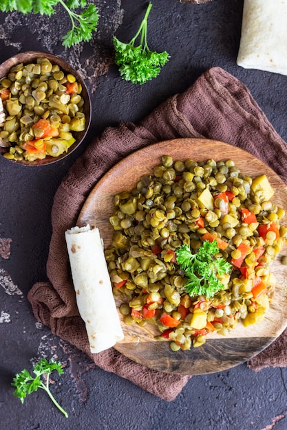 Guiso de lentejas verdes (curry) con manzana, pimiento y cebolla.