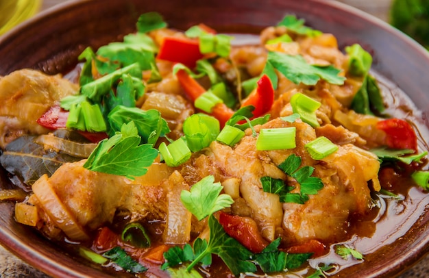 Guiso de pollo con cebolla y verduras en salsa de tomate. Chakhokhbili.