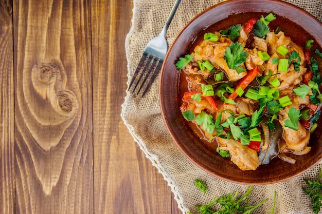 Guiso de pollo con cebolla y verduras en salsa de tomate. Chakhokhbili.