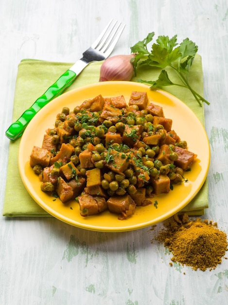 Guiso de seitán con guisantes y curry comida vegetariana