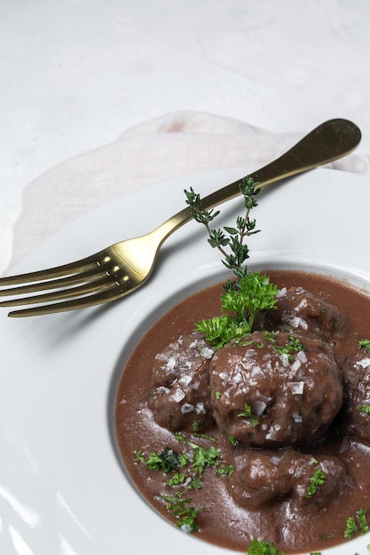 Guiso tradicional de albóndigas caseras de ternera y cordero en salsa de tomate y hierbas aromáticas. comida tipica española