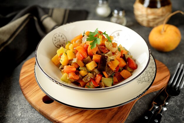 guiso vegetariano con calabacín cebollas nabos boniatos y zanahorias