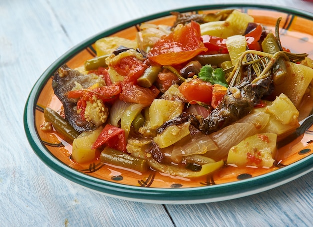 Guiso de verduras armenio, repare el guiso con calabacín, berenjenas y frijoles.