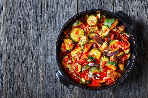 Guiso de verduras con berenjena, salsa de tomate y calabacín