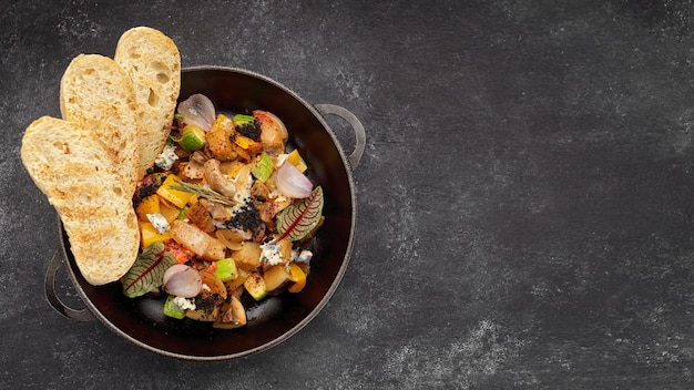 Guiso de verduras con champiñones en una sartén