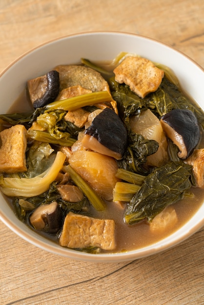 Guiso de verduras chino con tofu o sopa de mezcla de verduras - estilo de comida vegana y vegetariana