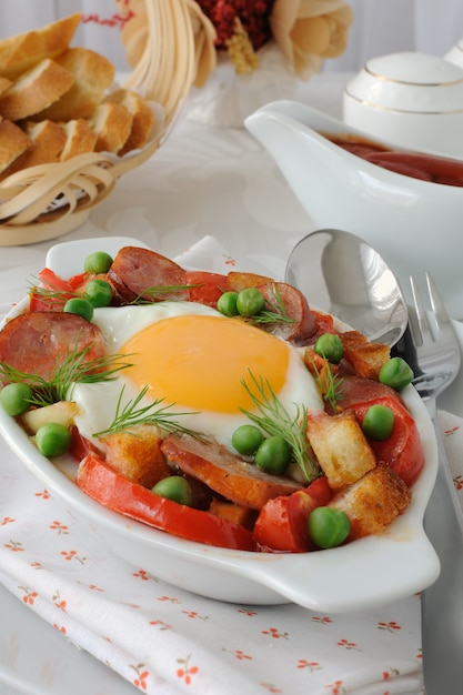 Guiso de verduras con chorizo y huevo con galletas