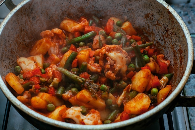 Guiso de verduras con salsa de tomate cocido en una olla