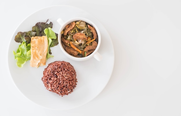 Guiso de verduras y tofu con arroz baya.