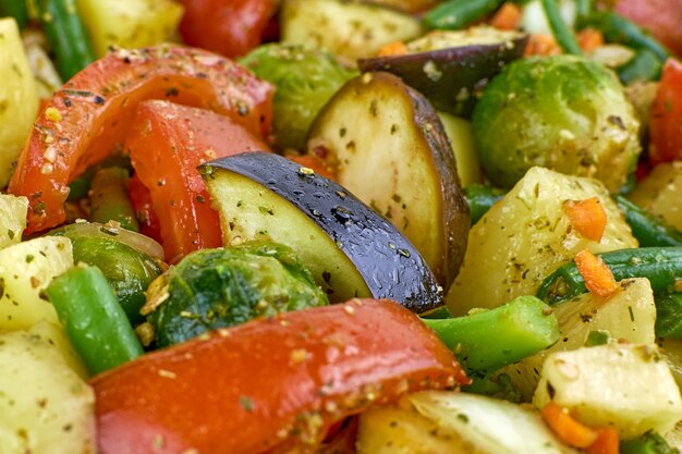 Guiso de verduras Verduras en rodajas rociadas con aceite Verduras jugosas en textura de especias