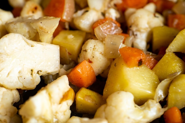 Guiso de verduras de zanahorias coliflor cebollas patatas primer plano comida vegetariana receta de relleno de pastel vegano