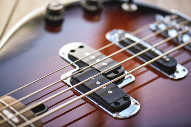 Guitar Anatomy. Foto de close-up do corpo da guitarra elétrica com cordas de metal, controles de volume e tom. Conceito de música. Equipamento de música. Instrumentos musicais.