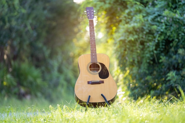 Guitarra acústica ao ar livre em fundo verde Conceito de música calma